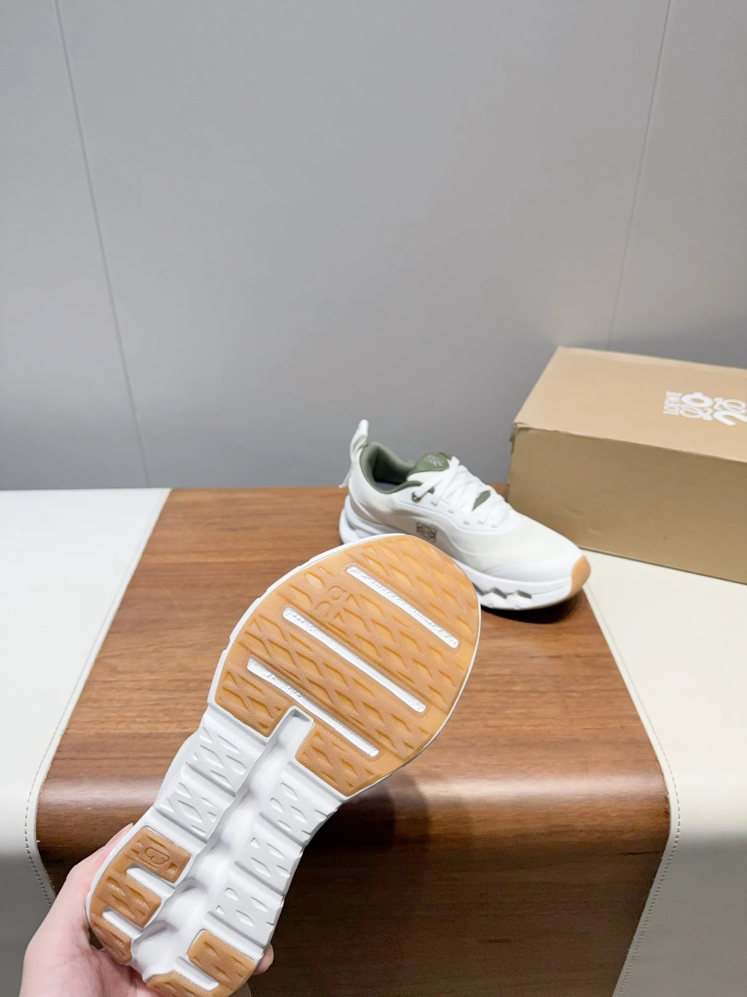 👟👟Ex-factory price 640👟👟 Lowe✅Loewe x on cioudtilt2.0 running shoes for couples Lowewe x on New cooperation series of running shoes The brand and the Swiss high-performance sports brand on jointly create this series of works specially designed for urban and outdoor life, fully demonstrating the technological quality of sustainable concepts. This cooperation combines ON's professional technology with Loewe's exquisite craftsmanship, and uses it in the production and design, specially designed for urban life and outdoor sports. Every color is awesome and super comfortable on the feet. ✔The upper is made of recycled polyester fiber and mesh fabric. ✔Using an exclusive rubber sole, the classic Loewe logo is printed on the side of the shoe and decorated with full-coverage seam details. Size: Women's 35-45 (40 women's 45 men's custom-made, non-refundable)